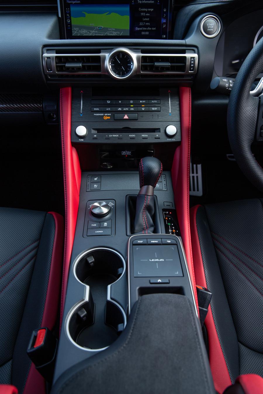 Детали интерьера Lexus RC F 2019 года  (UK) (фото 14 из 40)